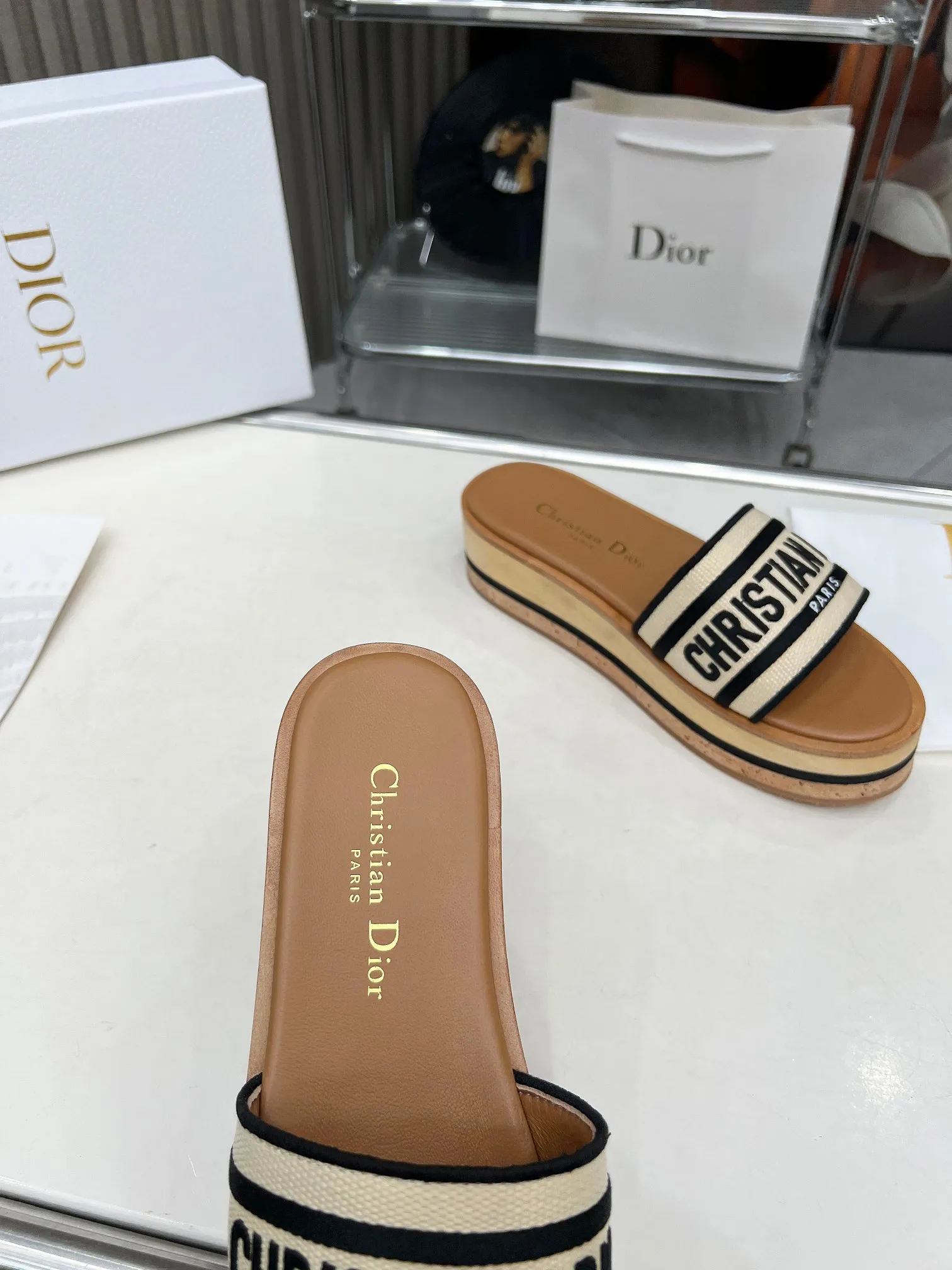 👟👟Ex-factory price 520👟👟 Dior's new spring and summer IVIETA DWAY jelly-colored flat-soled one-slip women's shoes with CD letter logo three-dimensional embroidery thick-soled round-toe open-toe slippers. The original version is developed to be the top version on the market. It feels soft and delicate on the feet and is extremely comfortable. Material: Upper imported raffia electric embroidery high-temperature water-soluble cotton technical fabric + water-dyed cowhide foot lining + original consistent combination outsole Outsole: original outsole Size: 35-42 (40.41.42 custom-made, non-refundable and non-exchangeable)